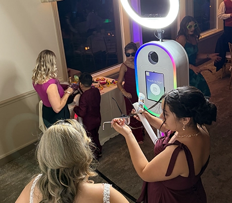 K2J photo booth with props